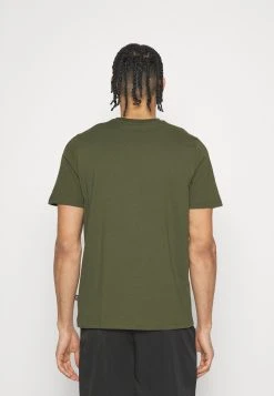 Puma Ess Block Camo Tee - Sports T-Shirt - Green Moss -Fashion clothing 10d6c7f9b1a24af7bd7e34d78d929202