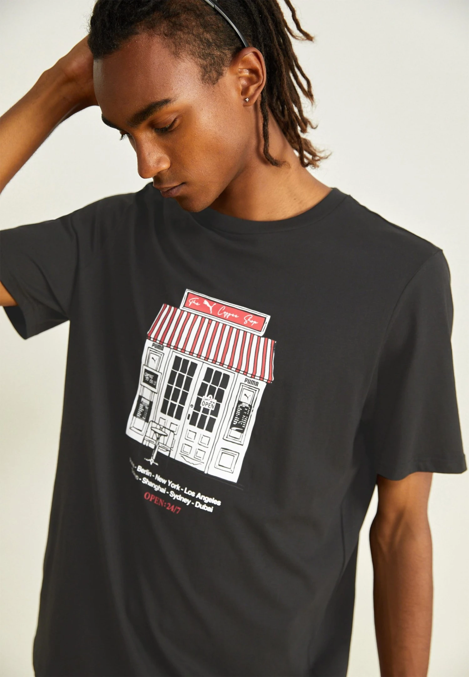 Puma Graphics Café Tee - Print T-Shirt - Black 3 Puma Graphics Café Tee - Print T-Shirt - Black