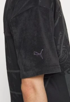 Puma Gen - Print T-Shirt - Black -Fashion clothing 22a4407d882845b59066e326de53b476