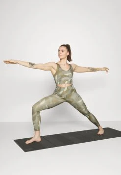 Fashion clothing -Fashion clothing 3d89ed77e235467da53a92e285c31f01