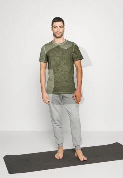Puma Studio Foundation Wash- Basic T-Shirt - Green Moss -Fashion clothing 5402ba0577844b4db751c050a162cf5d