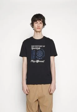 Puma Graphics Legacy Archive Tee - Print T-Shirt - Black -Fashion clothing 96daee72d92b40ec99ce838792ae7728