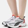 Puma Morphic - Trainers - White/Red -Fashion clothing d7e9ed27603841cdbbe70c0890282f86